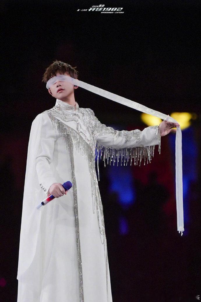 张杰张杰鸟巢演唱会排期能把演唱会排成上五休二，也就张杰能做到，华语乐坛真没谁了 