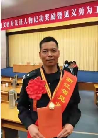 2019年辅警傅进华跳河连救5人,荣获一等功,却因高额奖金饱受议论

最让人寒心