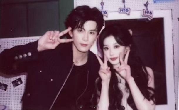 何炅给孔雪儿邓凯拍的拍立得氛围感满满的温馨瞬间！一边有人玩着桌上篮球热闹十足，另