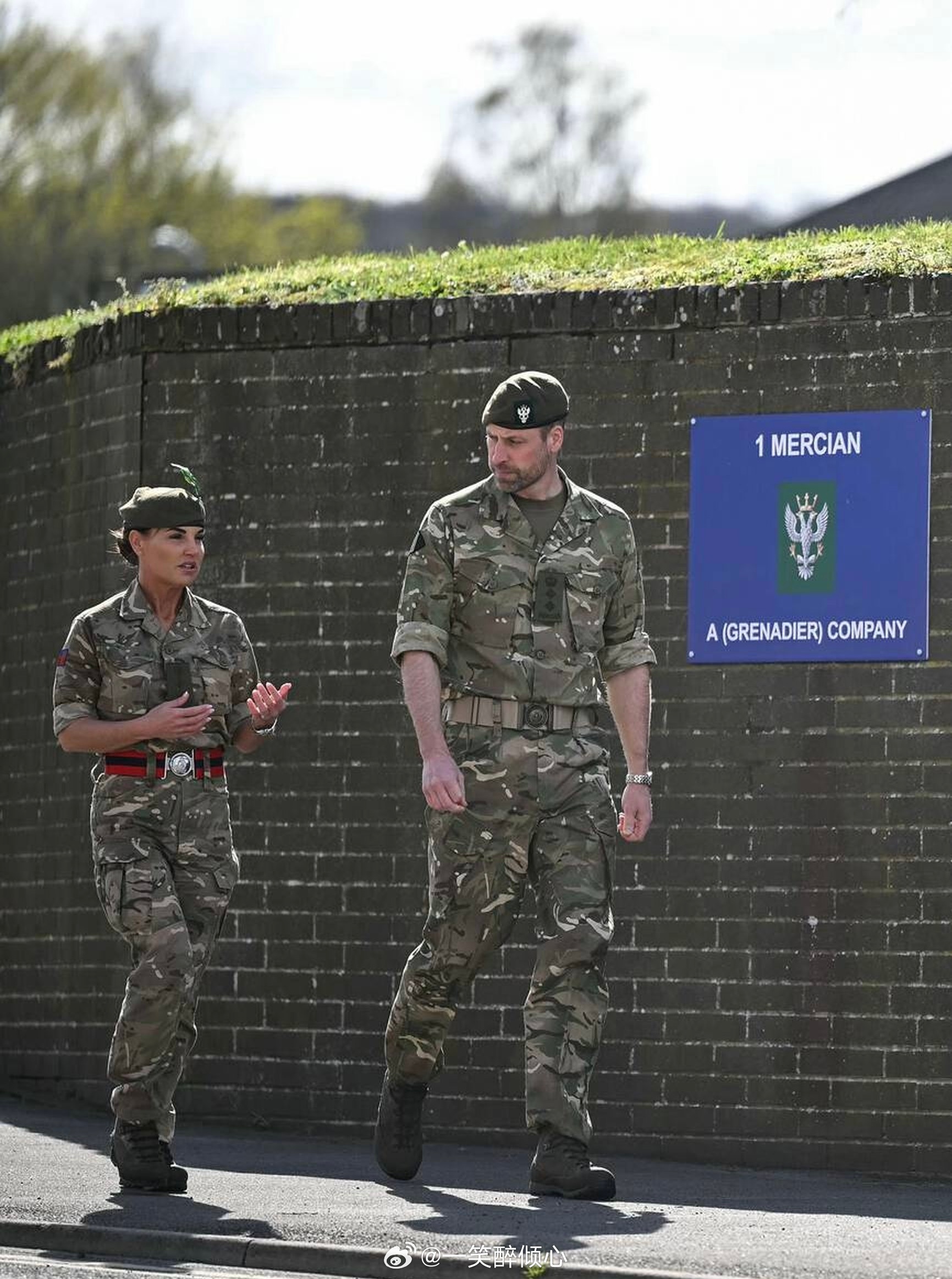 威廉王子  今天威廉王储作为麦西亚兵团的上校身份在威尔特郡访问布尔福德兵营，了解