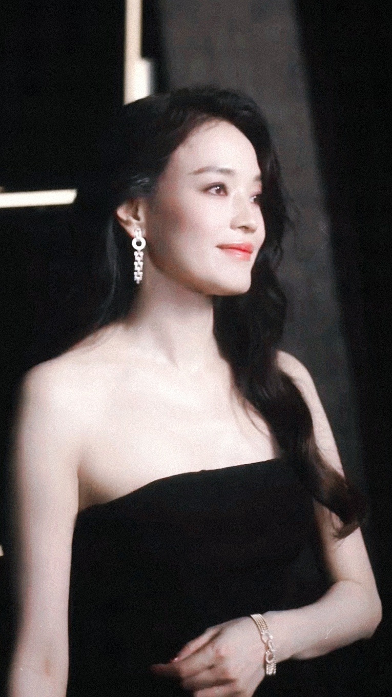 舒淇的每一面都有光镜头前到监视器后，演员到导演，在每次转换角色时中舒淇都游刃有余