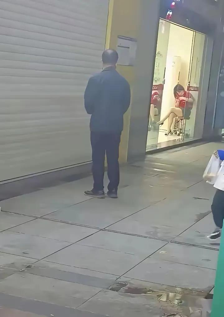 这位大爷站在墙边，往那一门店里看什么呢？我观察了大爷很久，也思考了很久，他到底看