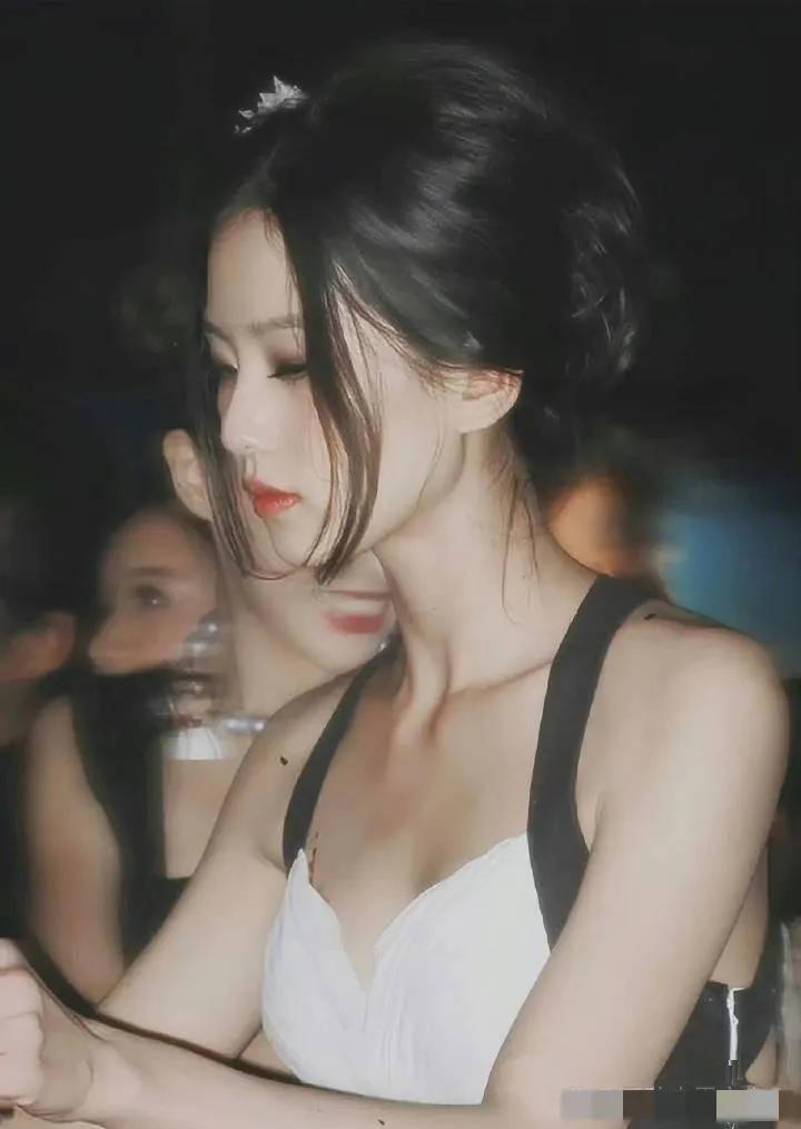 你说为什么大家都喜欢她？我觉得输给刘亦菲都委屈！看第一张图，太美了！心都一颤呐！