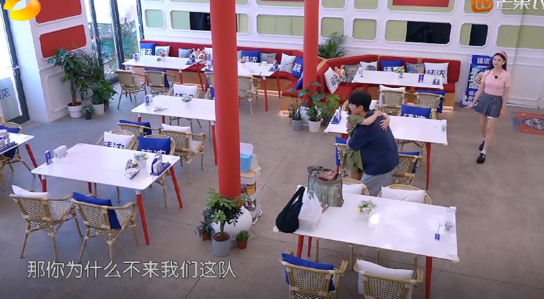 不知道湾湾艺人为什么做事鬼鬼祟祟的。贾静雯是中餐厅的飞行嘉宾，她原本一心想要投奔
