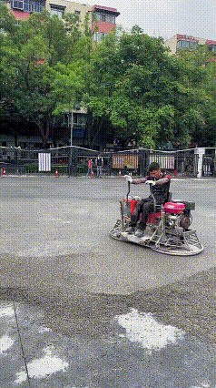 大哥是真的热爱这份工作，隔着屏幕都能感受到满满的投入，看得我心里痒痒，说实话我也