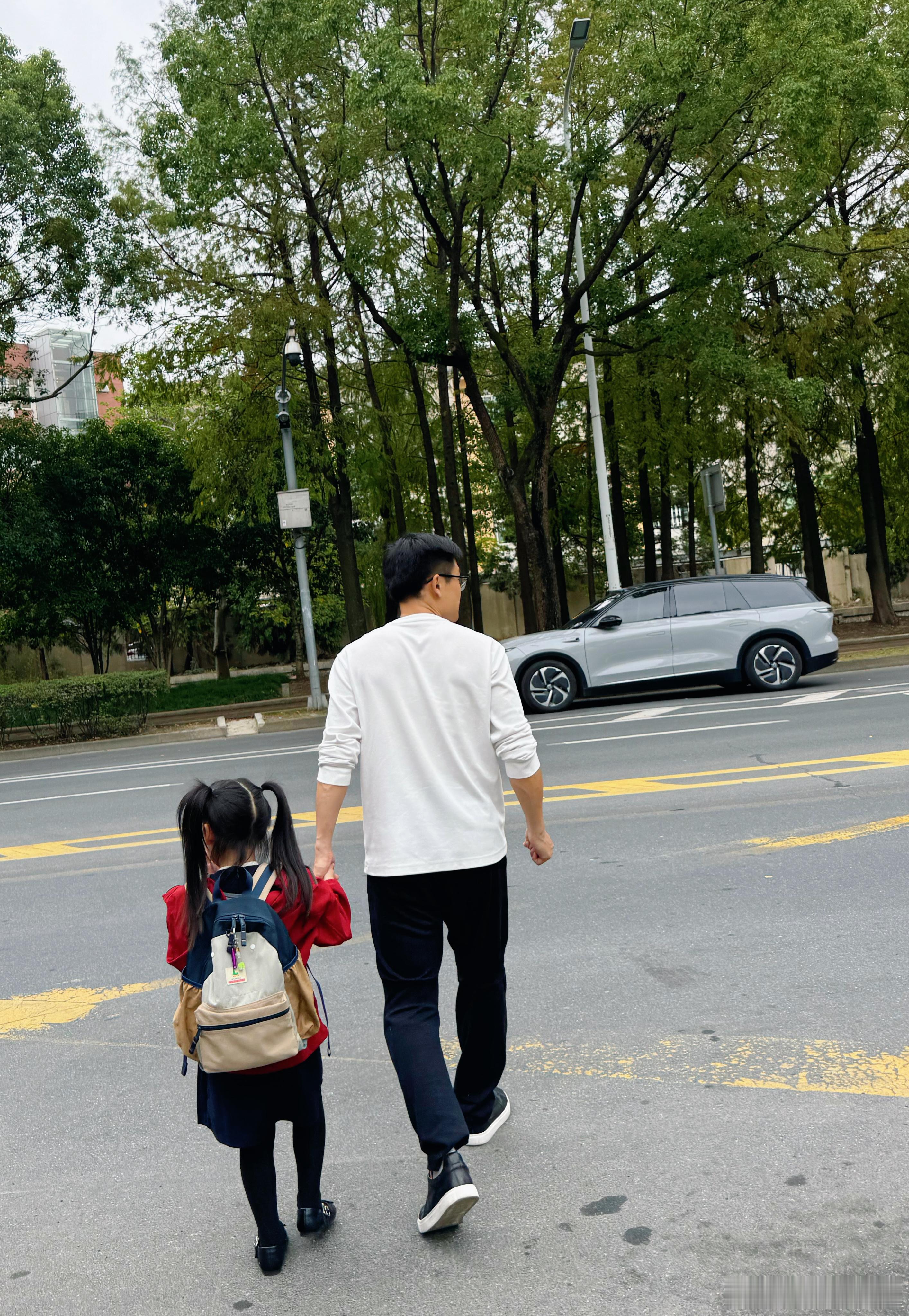 幼儿园小朋友听到哪两个字最开心？“早接。” 