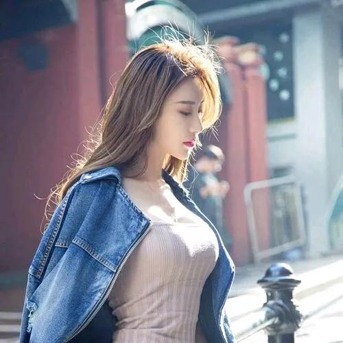 微风轻拂，漫步在阳光下的街头，牛仔外套的随性搭配，尽显都市女孩的洒脱与优雅。减龄