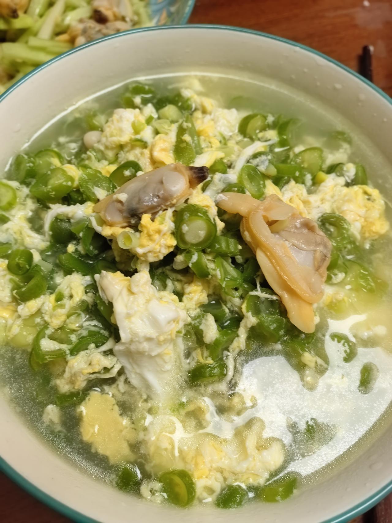 整整一个月没敢碰蛤蜊，今天破戒了。扁豆自己种的，用一少半蛤蜊汤加一多半纯净水打的