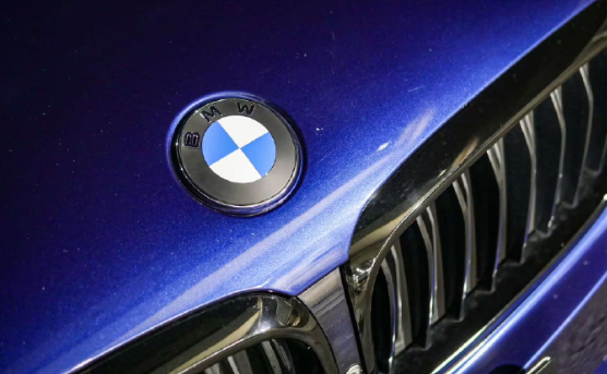 宝马所有车型将启用新logo  乍一看宝马新旧 logo 没什么区别 仔细看会发