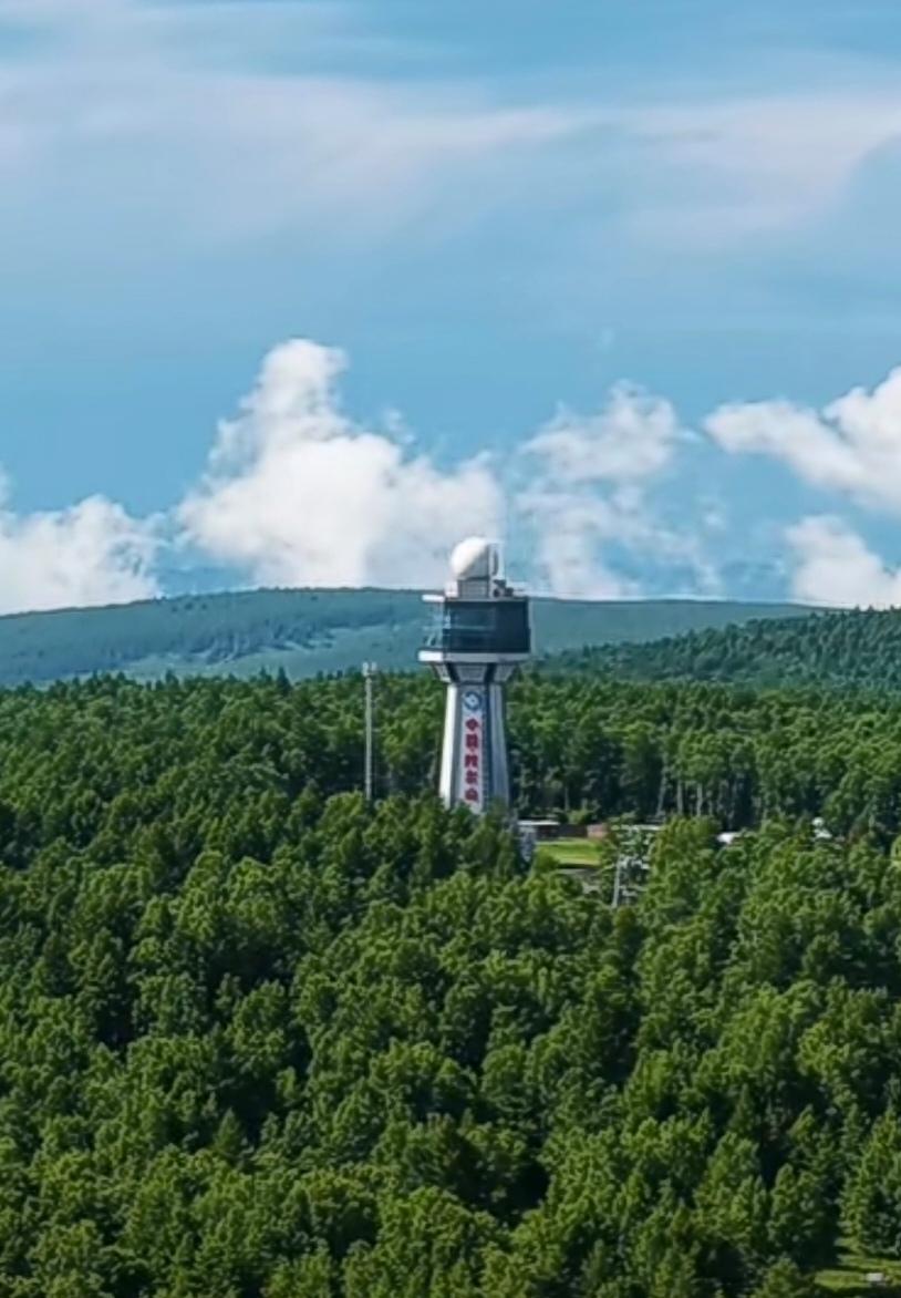 重游阿尔山时特意躲开人潮涌动的常规景点，选了距市区仅三十多公里的白狼峰，完全是意
