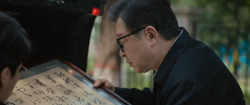 小贼一眼看出骑自行车的是巨贪整部剧的细节真的埋得太妙了🎬从骑车穿搭到言行举止，