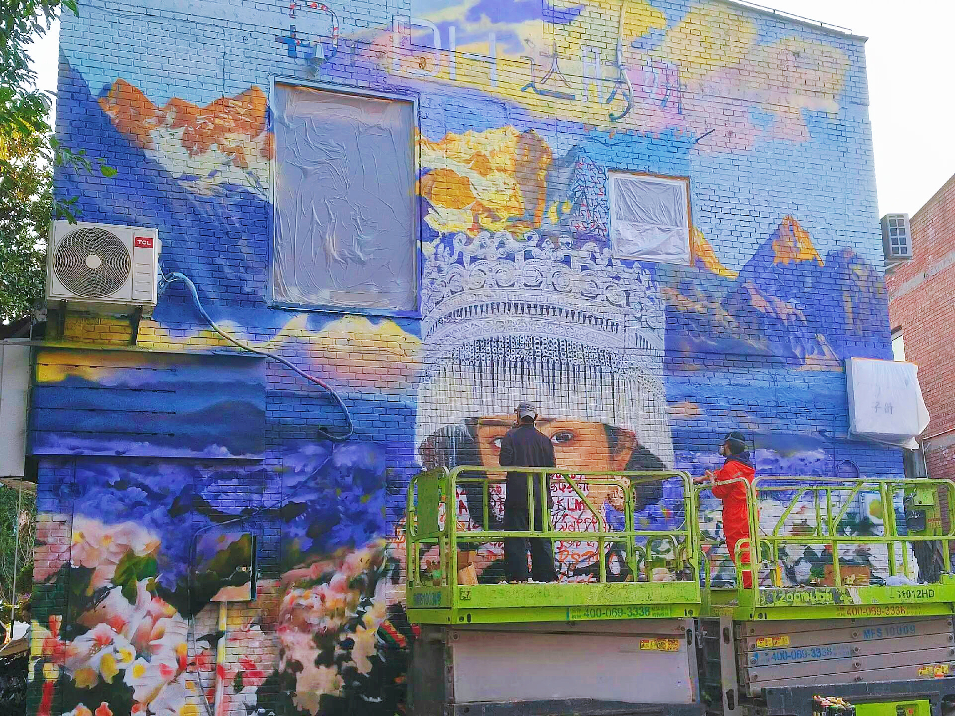 哇塞，达肤妍品牌好宠鞠婧祎重庆应援花墙，鞠姐戴彝族帽饰好漂亮❗️