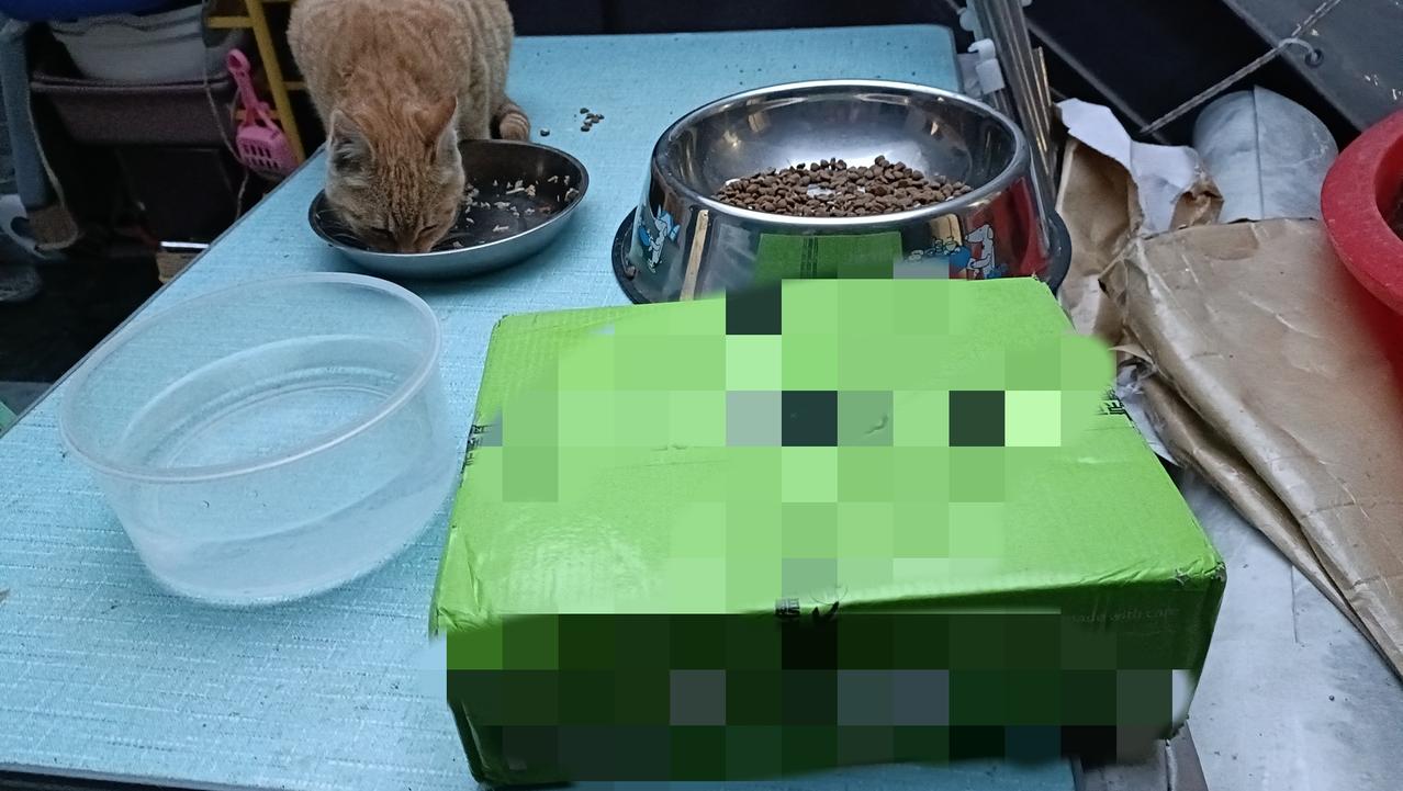 收到来自四川的热心网友@永远的记忆20071212 寄来的一箱24罐的罐头，我把