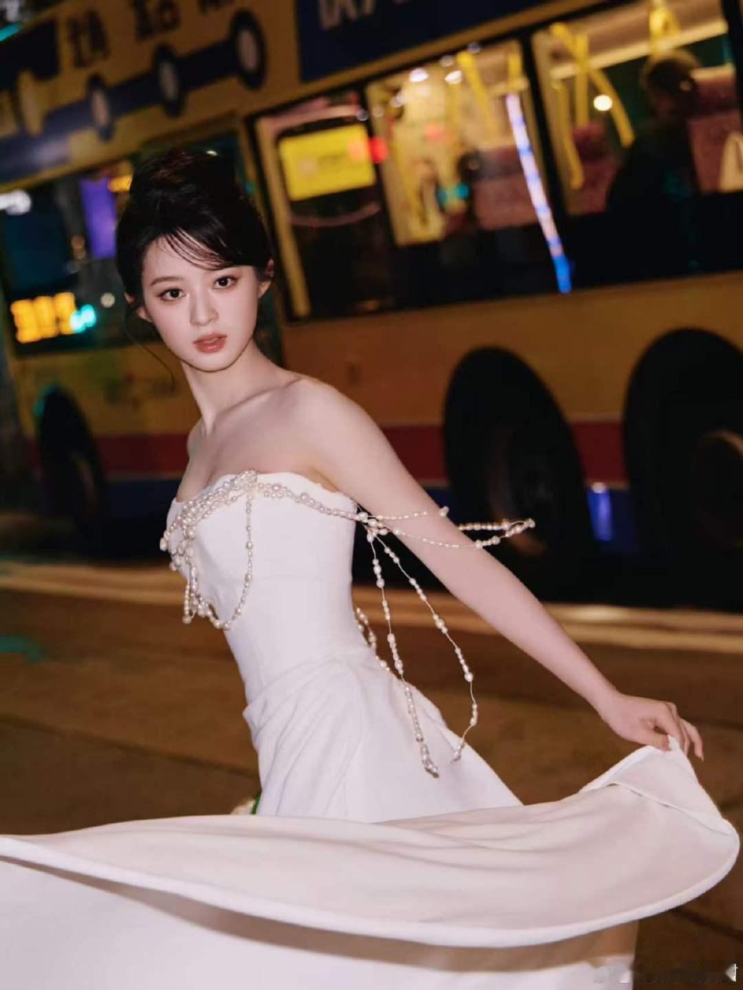 黄杨钿甜珍珠抹胸裙黄杨钿甜耀客新剧发布会出图 黄杨钿甜耀客新剧发布会出图啦，白色