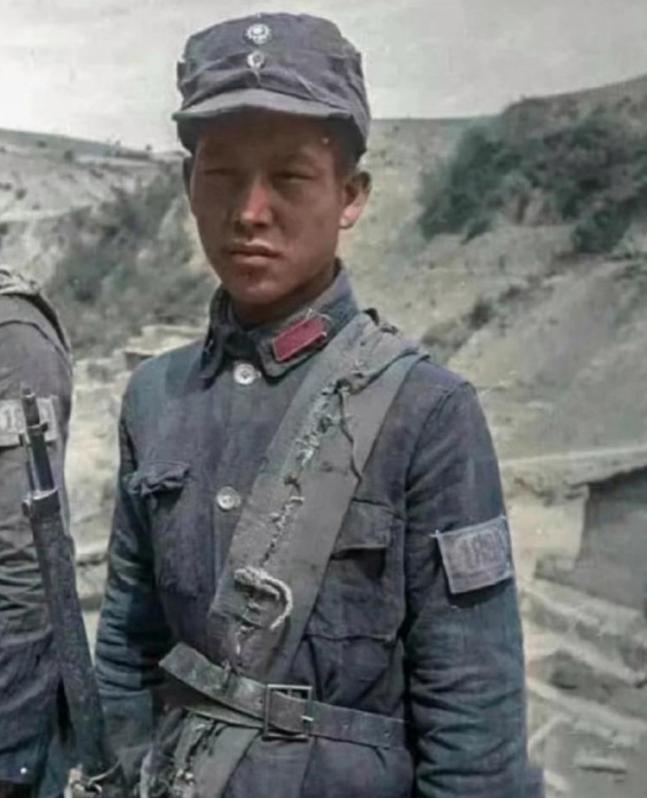 1942年一交通员不幸被捕，伪军押着他前往日军宪兵队领赏，途中一位日伪军趁着四下