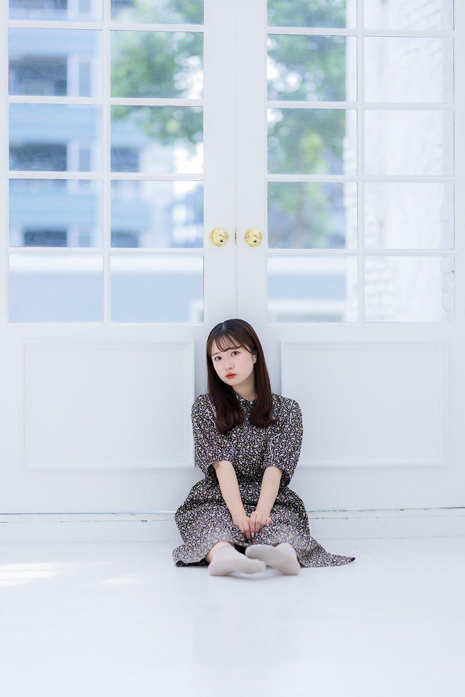 窗边静坐，花裙飘逸，岁月静好。