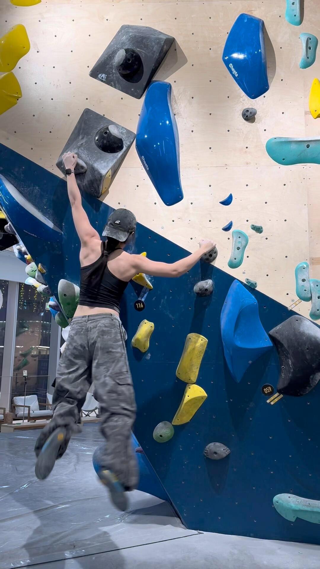 上班是牛马下班是岩羊生活的盼头全在攀岩里🧗岩壁上每一步都在和自己较劲但是登顶那