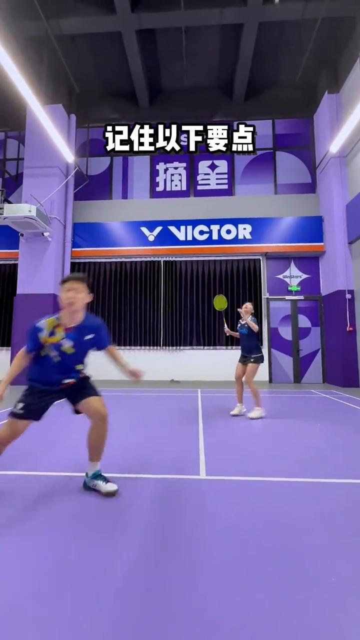 双打轮转跑位。
今天给大家看双打轮转的跑位。要想双打不撞位、不漏球，记住以下要点