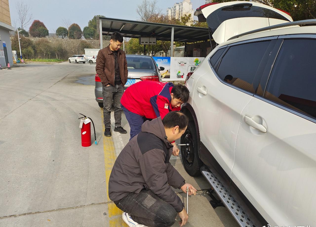 【突发爆胎不慌乱 石化员工解难题】3月31日16时许，湖北十堰石油加能站入口处一