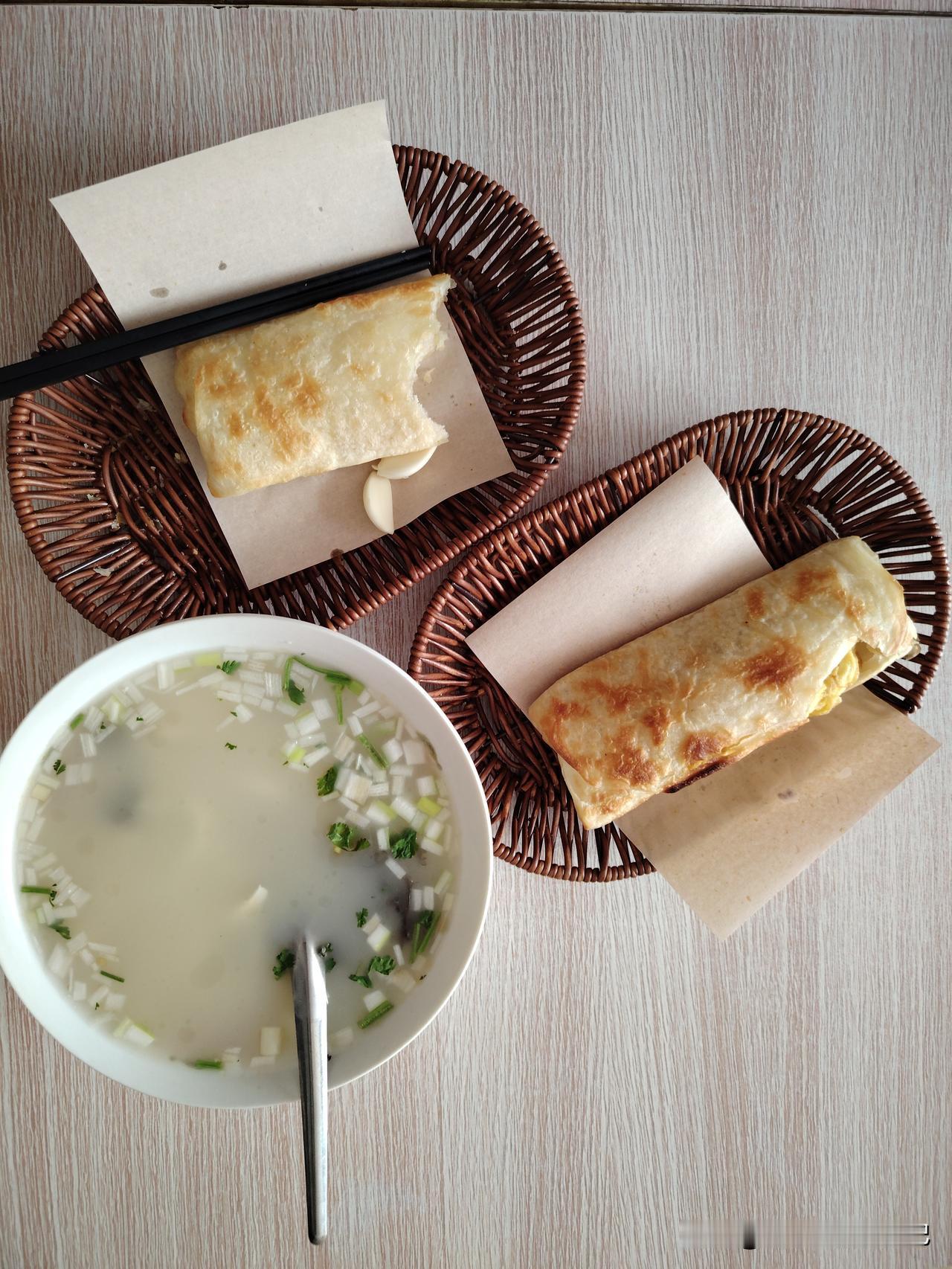 春节初八到东营，必须尝尝当地美食。中午选了河间驴肉火烧配豆腐汤，简直太满足。
驴