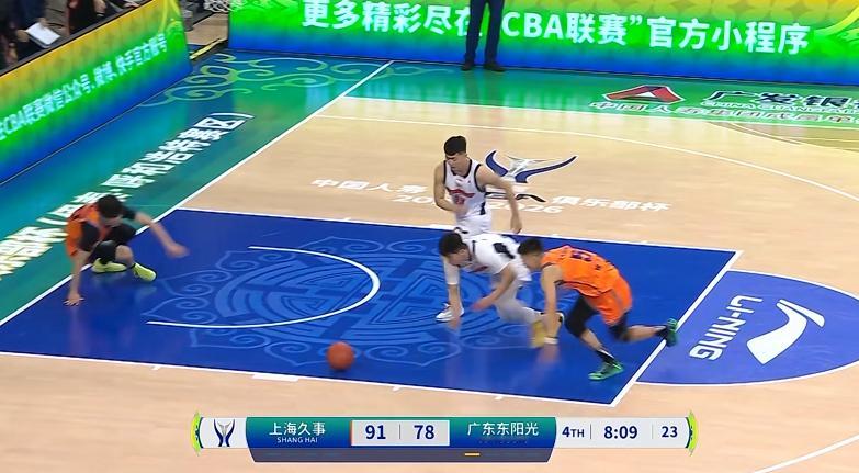 这比赛打得。。。。。。打阵地必然挡拆起手，2个人打 3个人再外面看着，挡拆打的进