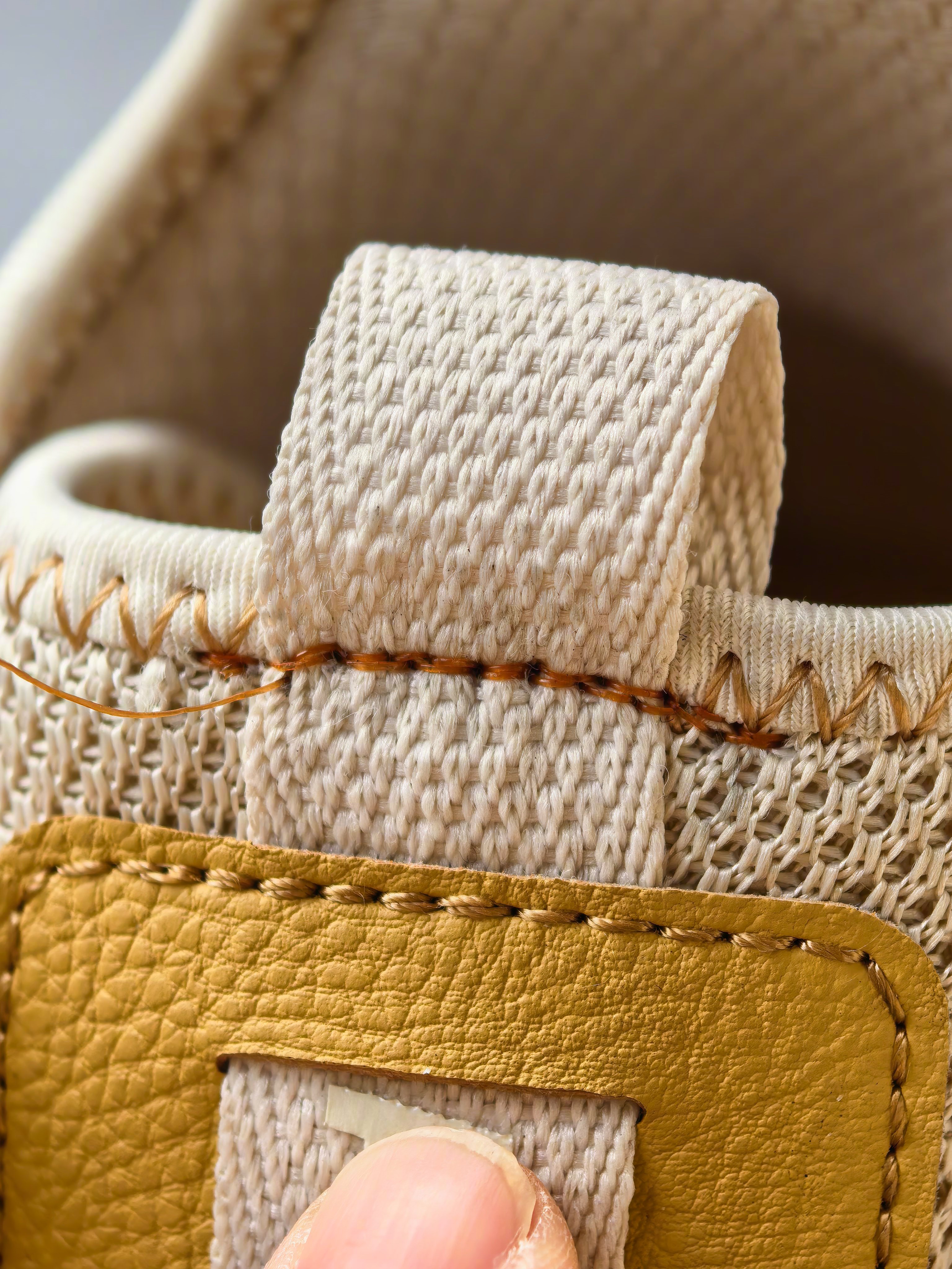 鞋舌头拽着那个拉环被我拽开线了，想起来旁边村子里见过一个修鞋的大哥，于是去找大哥