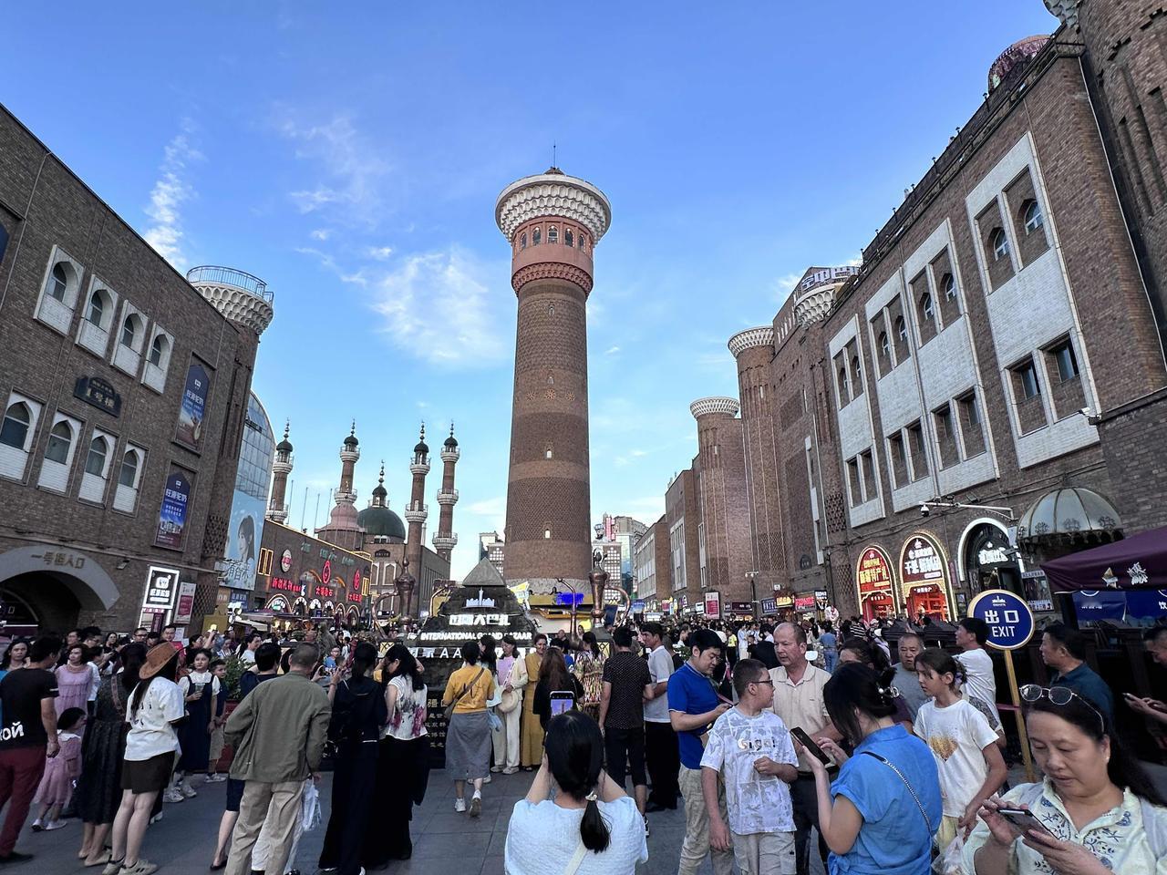 第一次来到乌鲁木齐，一定会去的国际大巴扎。

大巴扎的建筑很高大尚，又具有民族风