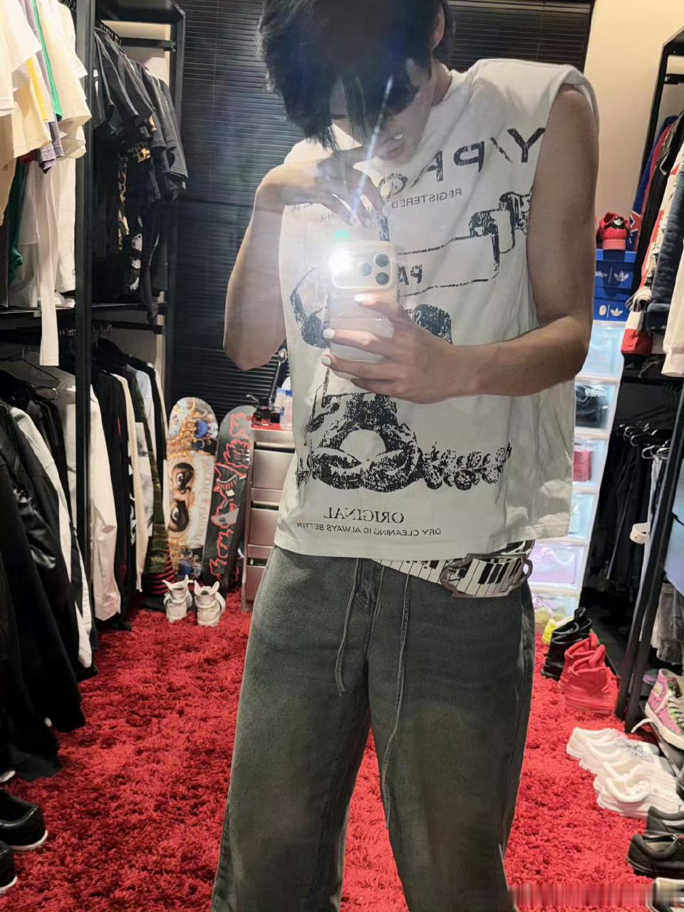 张峻豪在二手平台卖衣服就算是本人出闲置也没什么不妥，旧衣物妥善处理不浪费，很环保