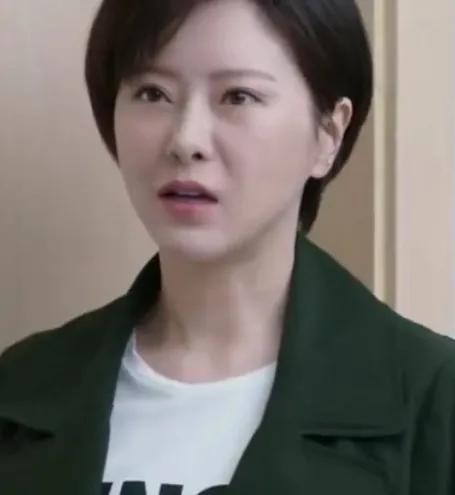  苏明玉的助理小新的扮演者文静出生于贵州省贵阳市,毕业于重庆大学美视电影学院， 