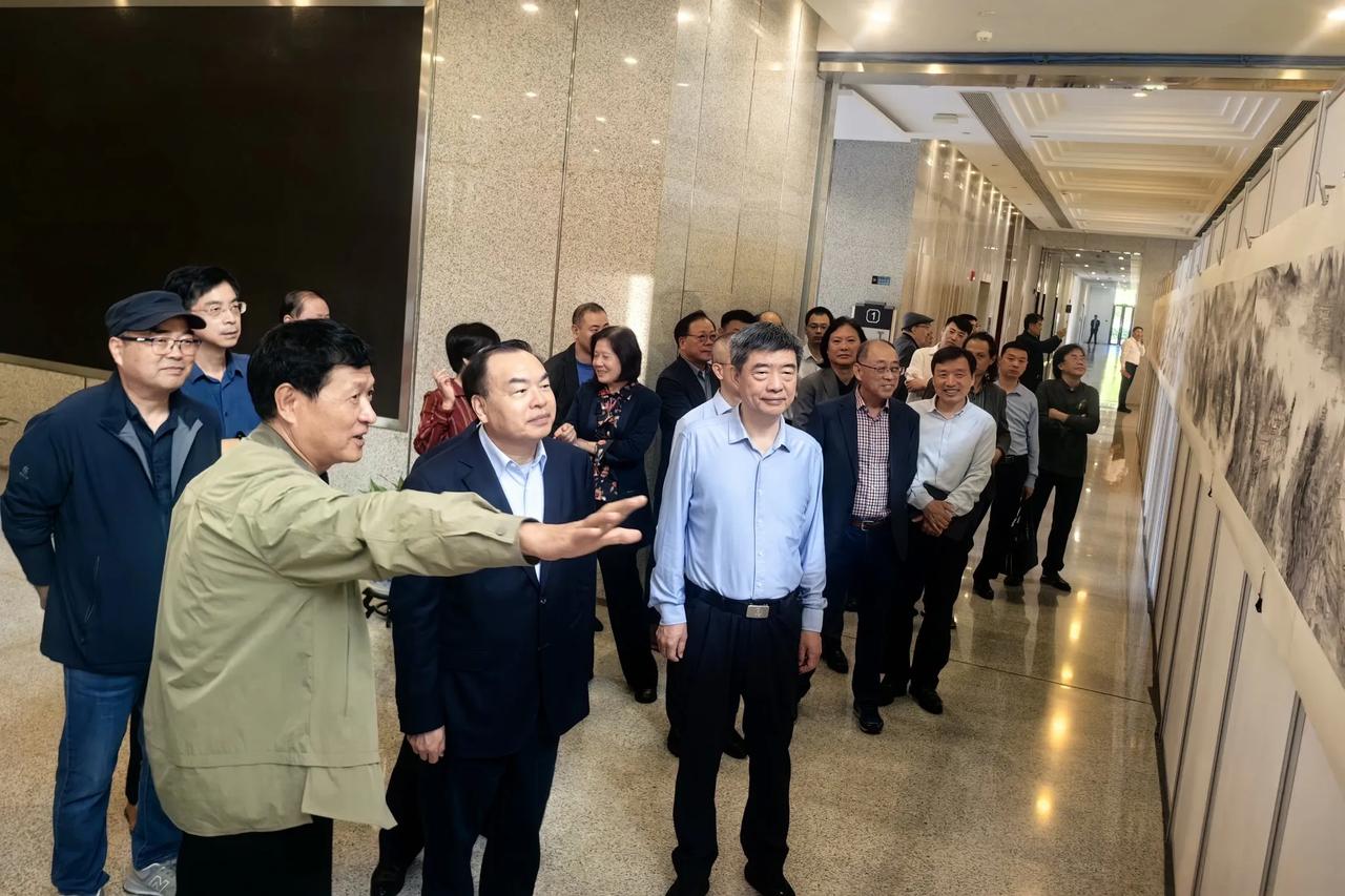 75米长卷，庆祝75周年！10月14日下午，以“人民保护长江、长江造福人民”为主
