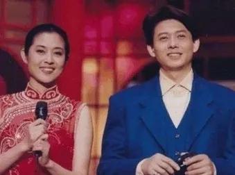 发现好多主持人离开春晚的岗位，大家还会时不时提起，唯独把这位帅哥给忘了。当年，他