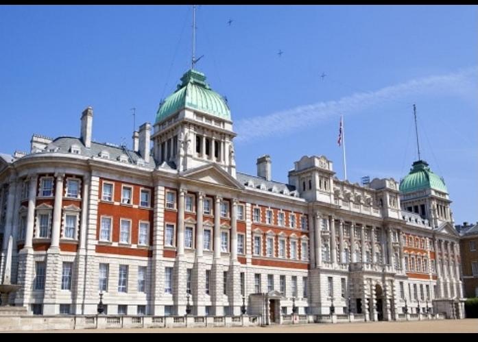 伦敦政经（LSE）和帝国理工（IC）
是英国乃至全球高等教育界的“顶流双雄”，但