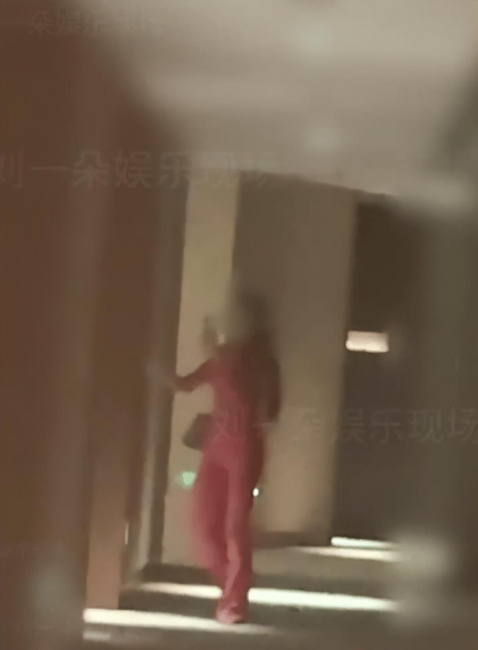 包贝尔被曝和美女疑进同间房，夫妻二人同时关闭评论区。
 
这个时候最好他妻子出来