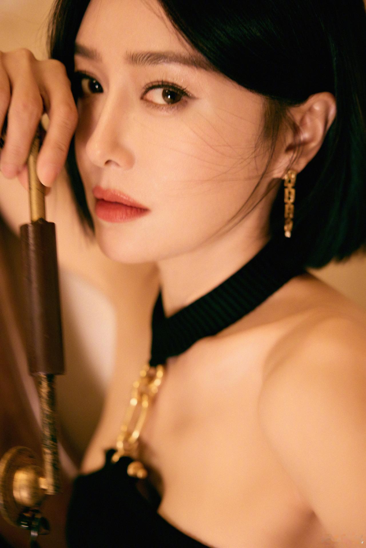 优雅与性感，你会怎么选成熟美人秦岚穿搭写真