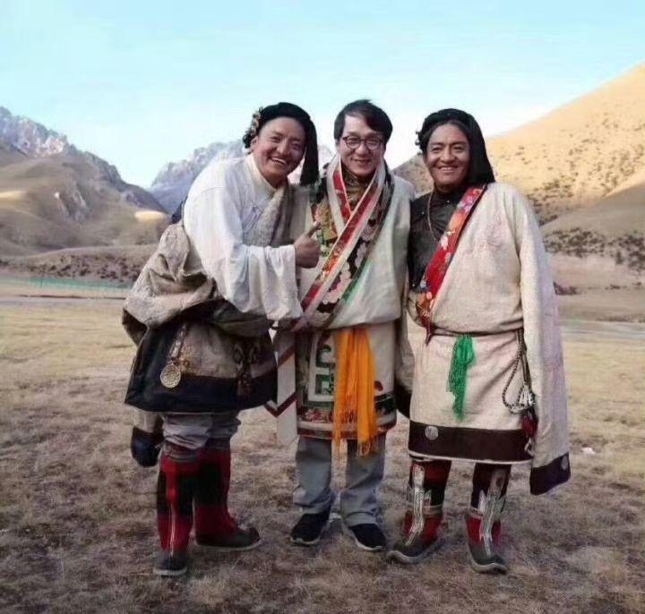 成龙大哥罕见穿藏族服饰和当地人合影👍👍👍