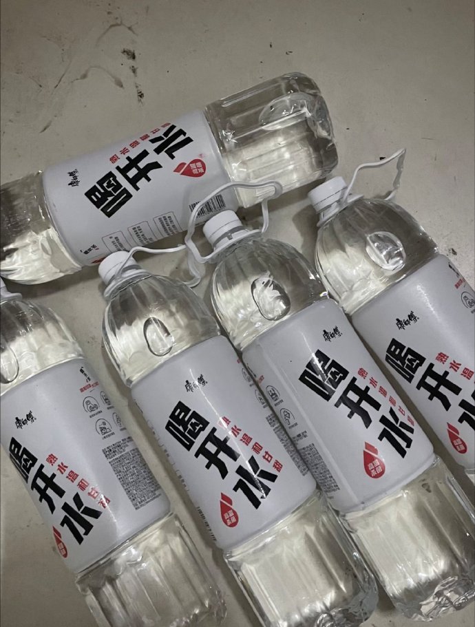 当代年轻人连喝水都要人管看剧被林逸缺水名场面戳中，一瓶康师傅喝开水快速补水。双重