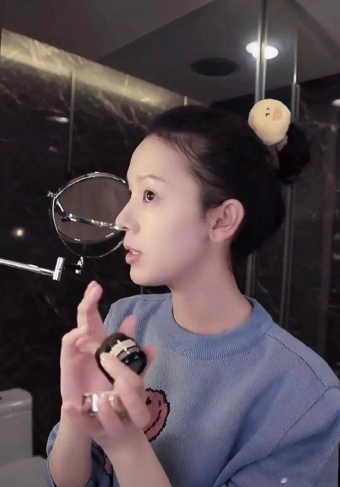 陈瑶素颜女大看多陈瑶氛围感满满的妆后造型，再看素颜版本反差感拉满，干净素净的脸蛋