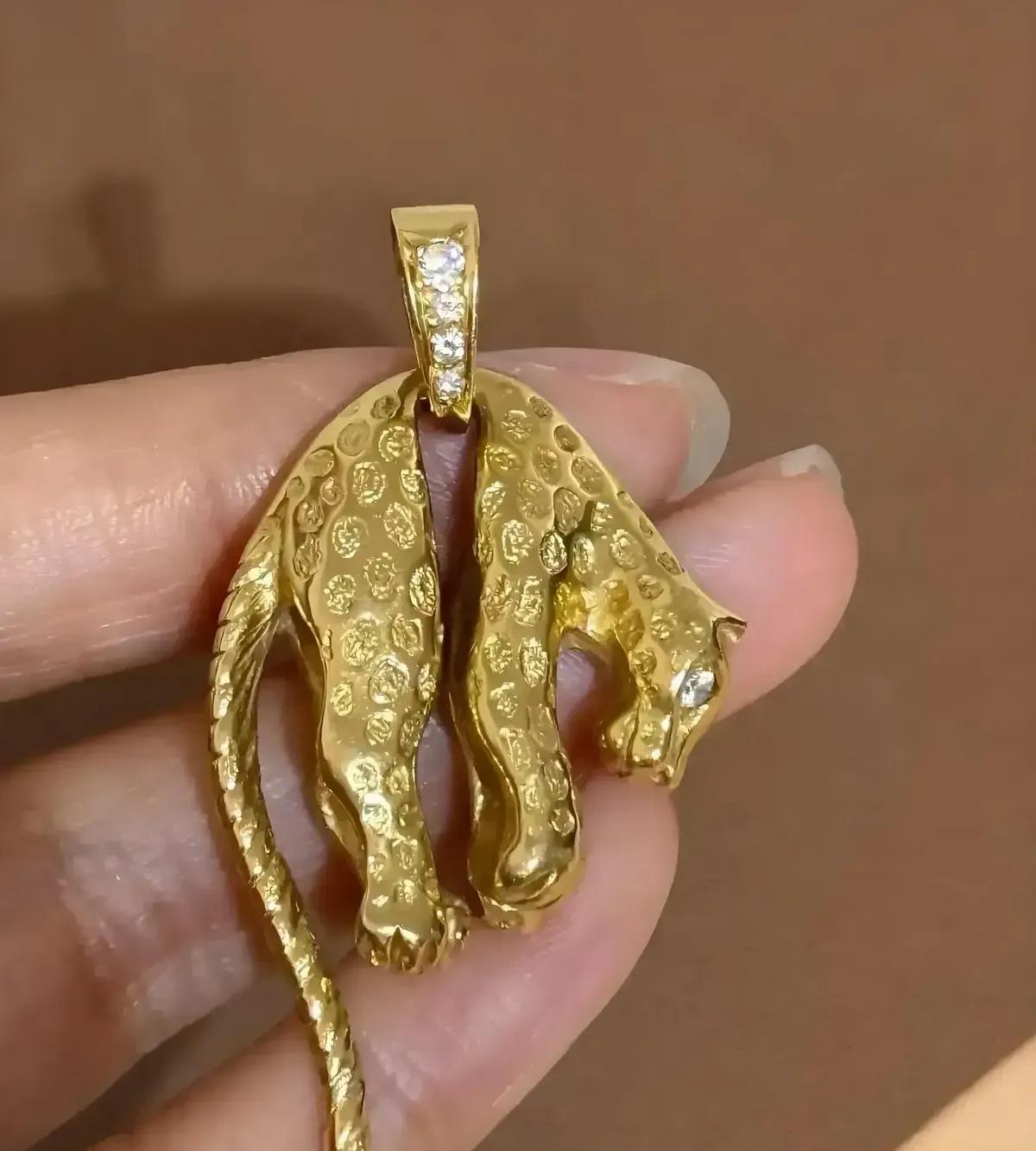 网友夏天在海边踩到一只金属小猫，随手扔进车里，昨天翻出来发现沉甸甸黄澄澄，越看越