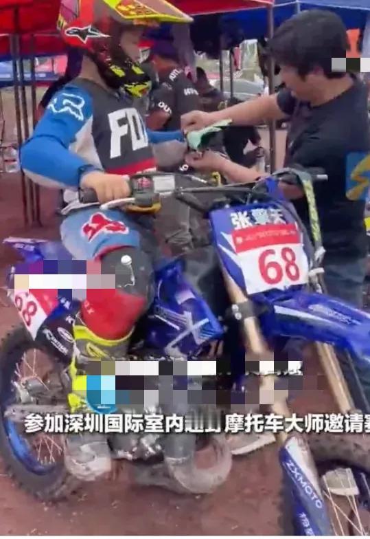 谁能想到，当年放话要让儿子必玩赛车的张雪，如今彻底松了手！
 
面对儿子走上机车