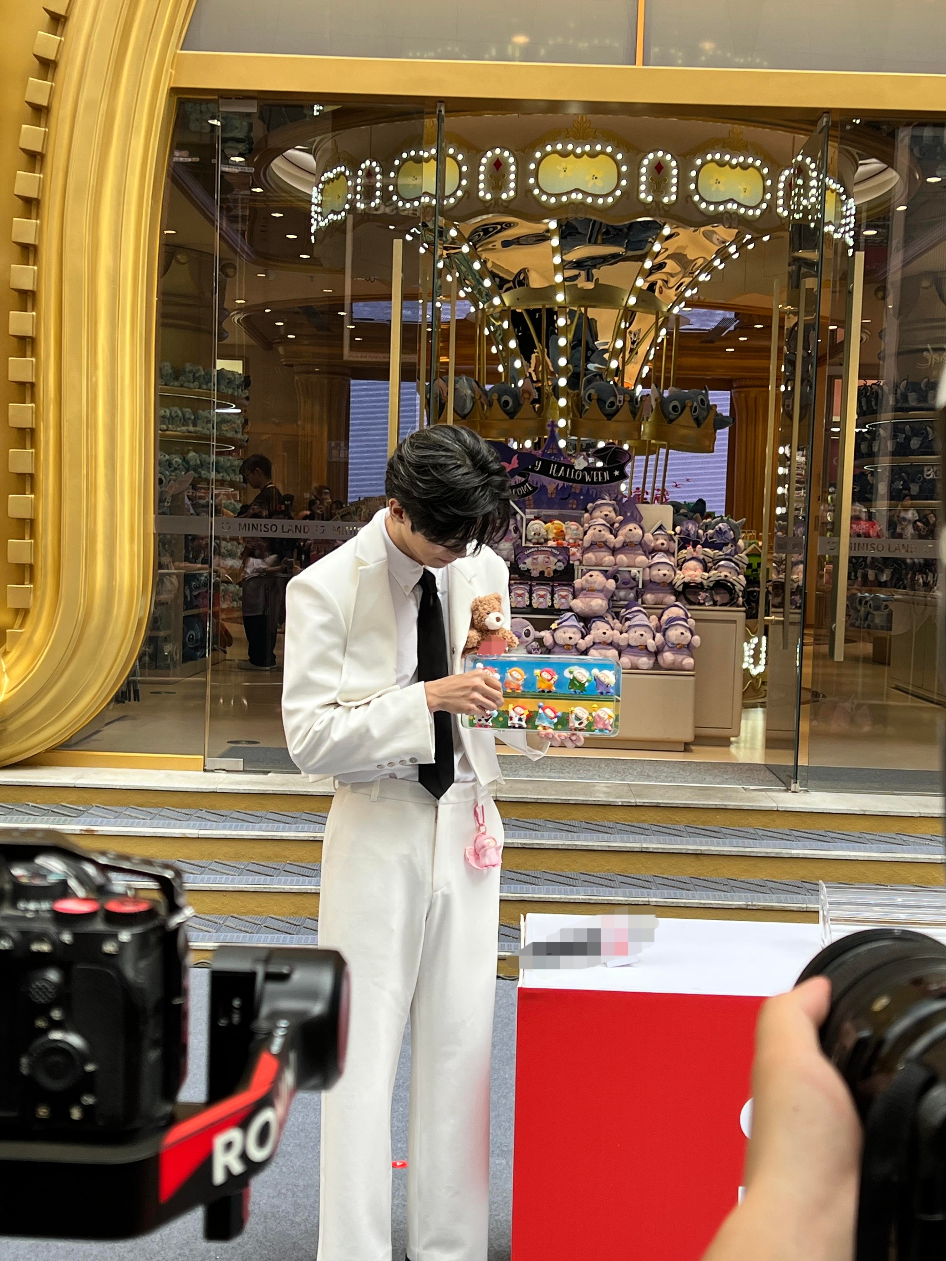 李晋晔粤圈少爷穿搭照进现实请问偶遇李晋晔这种好事什么时候能够发生在我身上？网友在