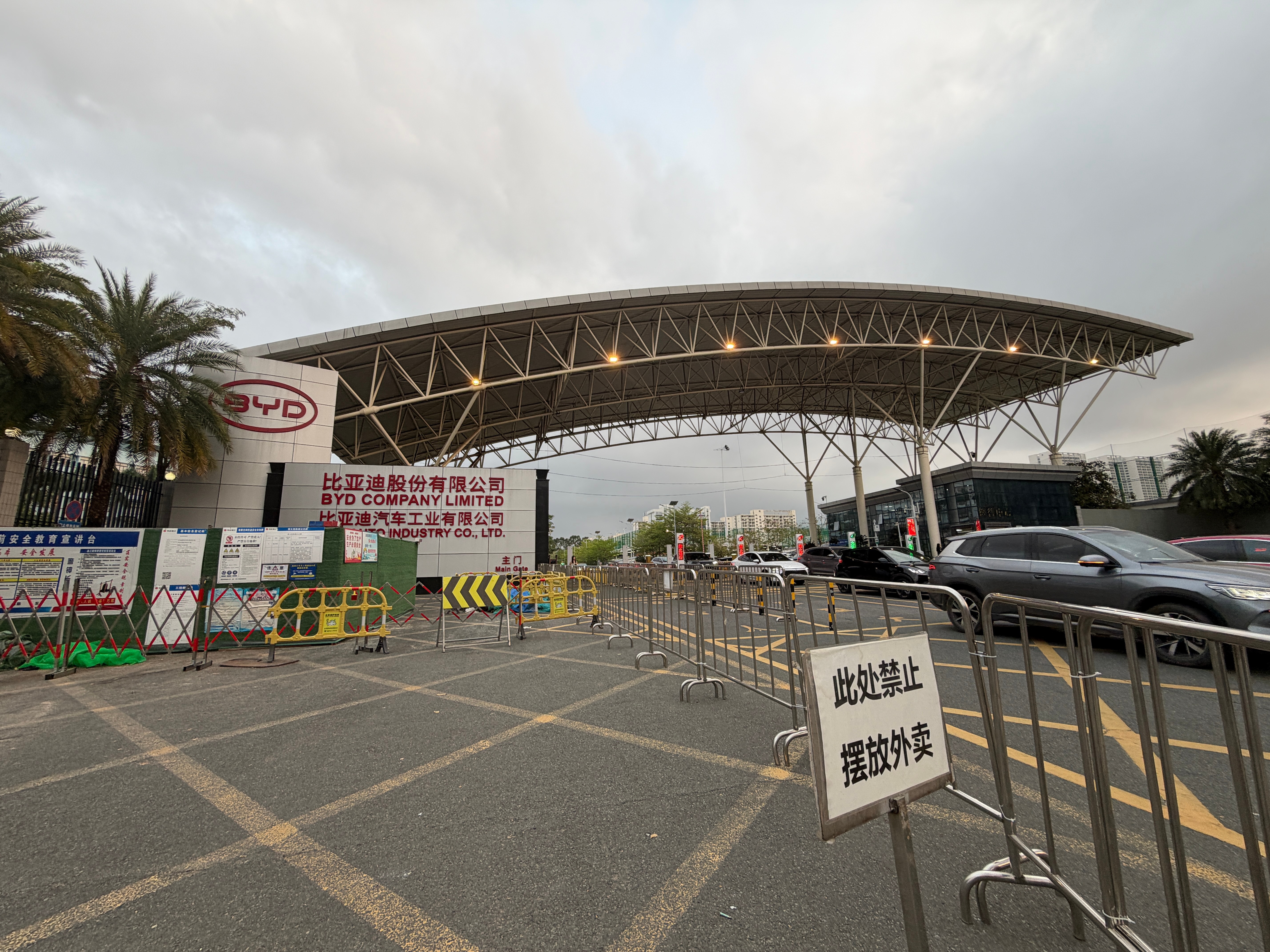 这真是捅了比亚迪窝子了，里面没有一台别的品牌的车...另外，这个shark6好像