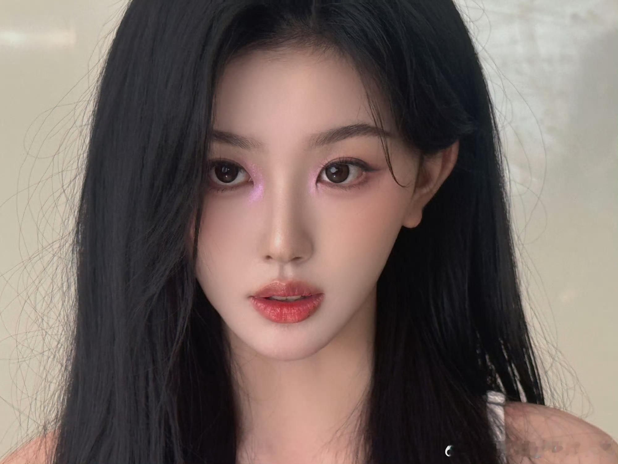 孔雪儿桃花妆穿的酷酷的、妆容粉粉的🌸雪雪就是养眼捏孔雪儿粉色眼影孔雪儿