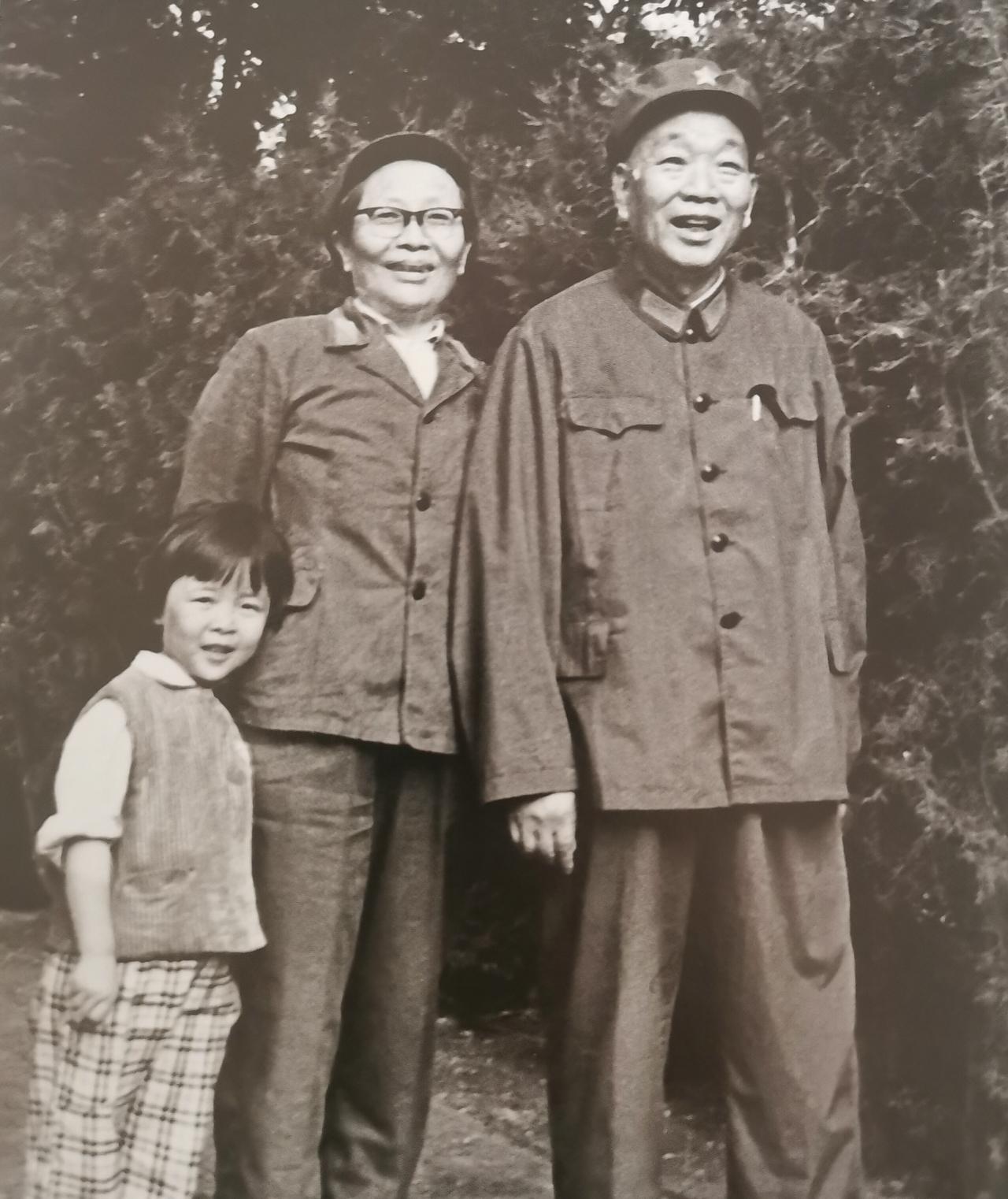 开国上将钟期光的妻子凌奔，也是一位新四军老兵，老革命。她一生开国上将钟期光的妻子