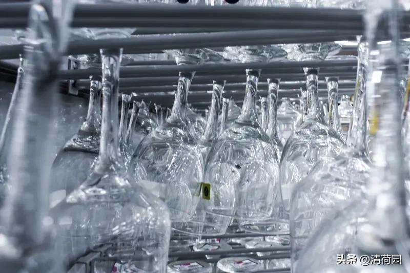 《璃·离》

玻璃窗上呵出的雾气，
写满二十几岁的秘密。
凌晨三点的便利店，
关