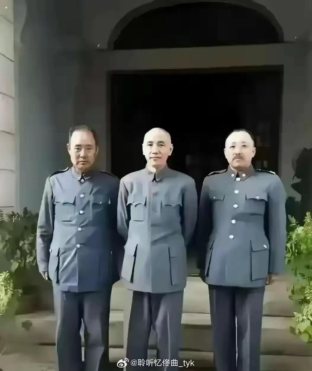 我敢打赌，认得出这三人的历史绝对不会差，一般只认识中间的那人 