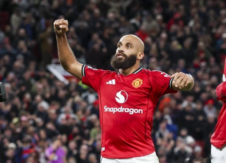 在接受费迪南德采访时，曼联球员姆伯莫表示，埃托奥激励着他，当前非洲最佳则是萨拉赫