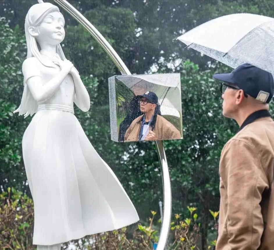 大S可怜呐，走了短短没些时日，她老公具俊晔就把她长啥样忘了，所谓的塑像，无非是继