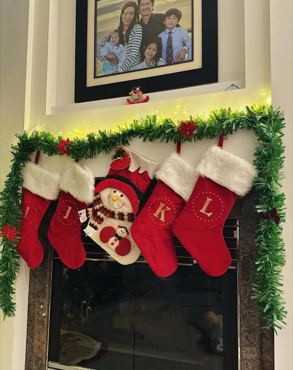 现在才11月份，钟嘉欣已经回到加拿大的家，和孩子们一起准备圣诞树，开始迎接圣诞节