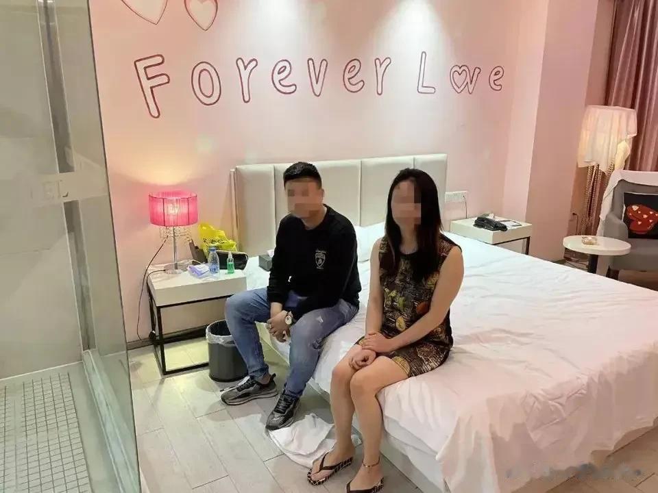 浙江女子在车上出轨，被丈夫当场抓住。女:我在补贴家里。浙江一桩婚外情引起广泛关注