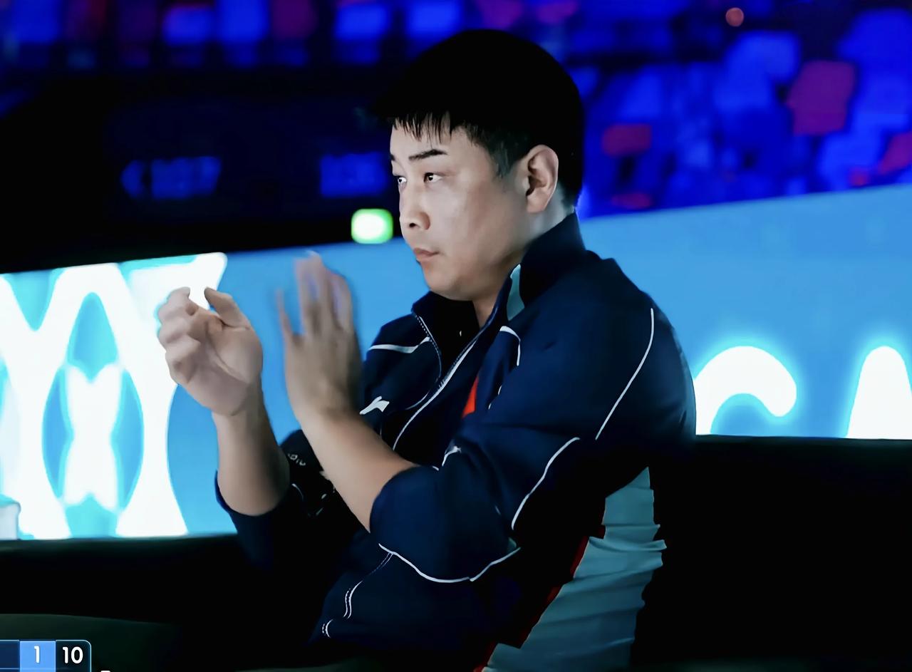 果然是严师出高徒，王皓急眼了对着梁靖崑怒吼，第四局终于拿下来

看王皓指导在场边